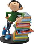  Guust leunend op stapel boeken