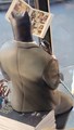 Blacksad leunend op stapel strips (25cm)