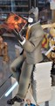 Blacksad leunend op stapel strips (25cm)