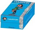 Guust leunend op stapel boeken