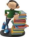 Guust leunend op stapel boeken